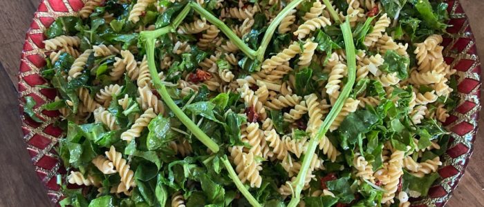 Salade de pâtes aux épinards et tomates séchées avec romarin du jardin
