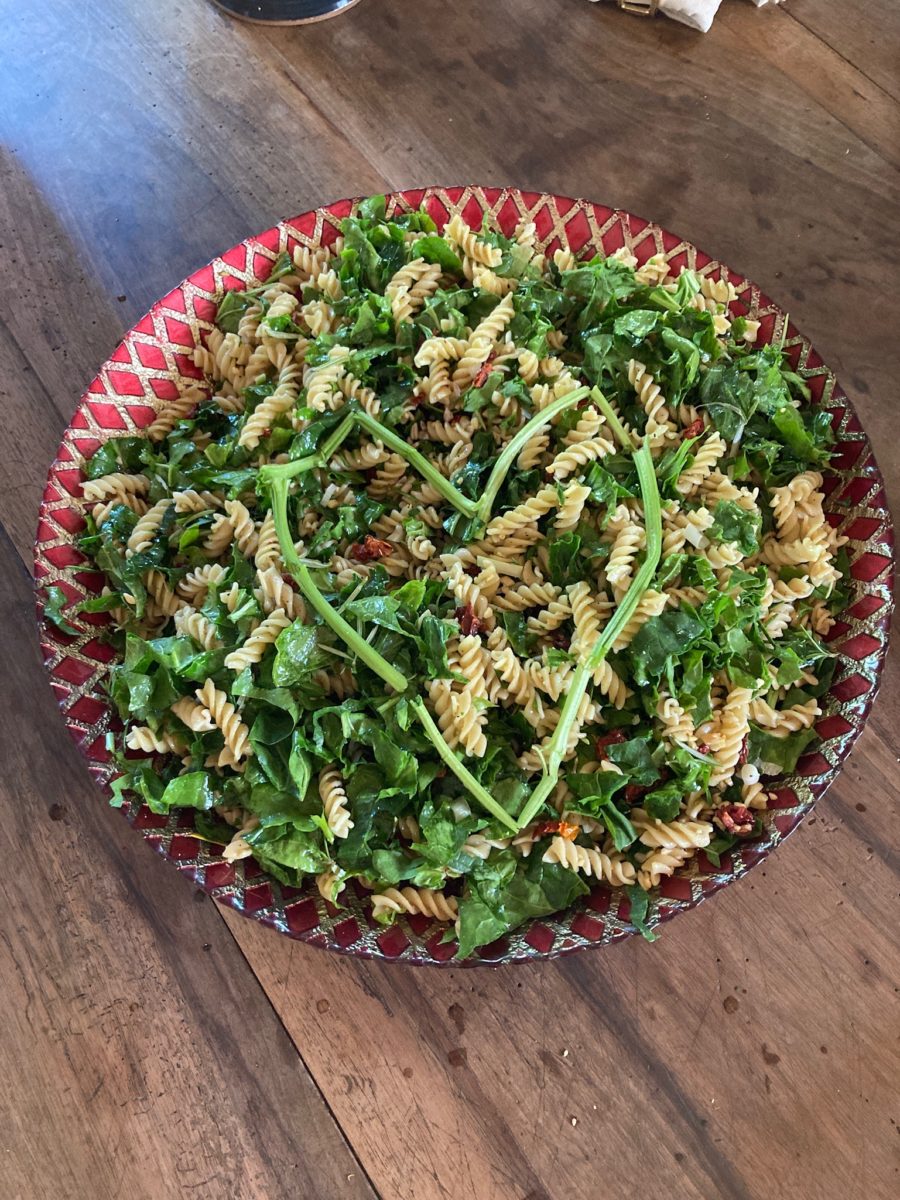 Salade de pâtes aux épinards et tomates séchées avec romarin du jardin